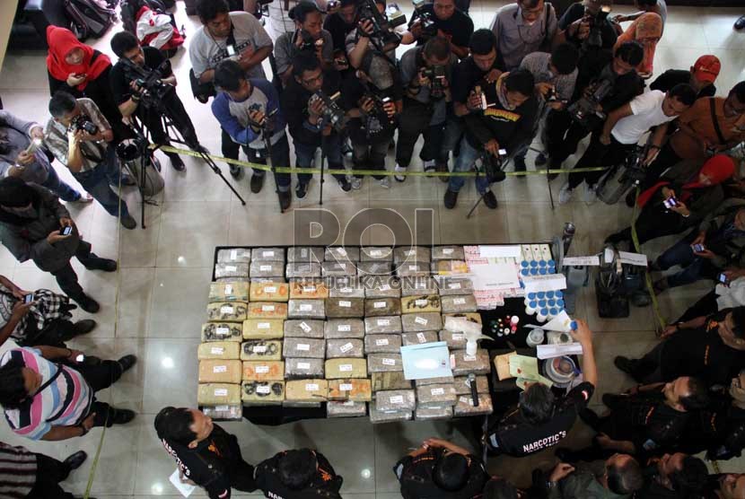   Polisi memperlihatkan tersangka beserta barang bukti saat gelar kasus narkoba di Direktorat Tindak Pidana Narkoba Bareskrim Polri, Jakarta Timur, Rabu (19/6).  (Republika/ Yasin Habibi)