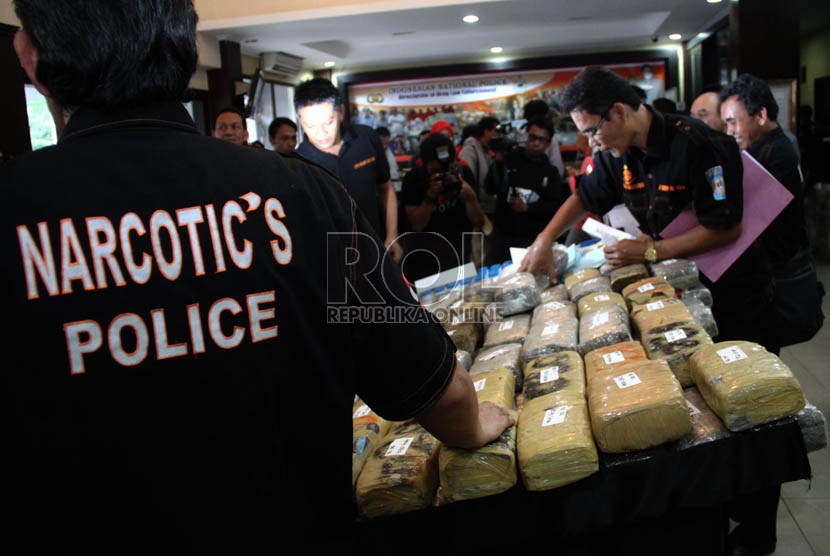 Polisi memperlihatkan tersangka beserta barang bukti saat gelar kasus narkoba di Direktorat Tindak Pidana Narkoba Bareskrim Polri, Jakarta Timur, Rabu (19/6).  (Republika/ Yasin Habibi)