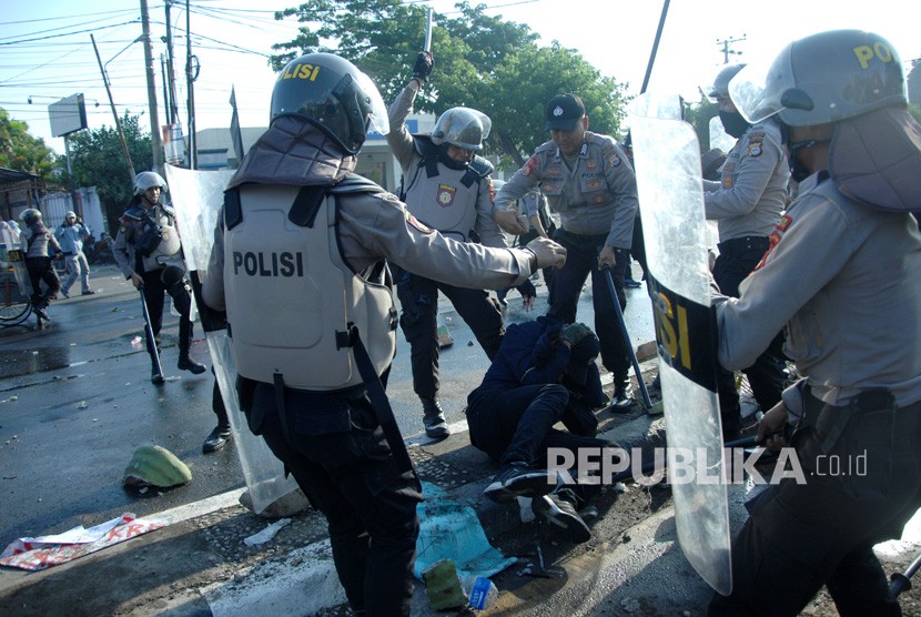 Polisi memukuli mahasiswa saat terjadi bentrok di depan kantor DPRD Sulsel, Makassar, Sulawesi Selatan, Selasa (24/9/2019).