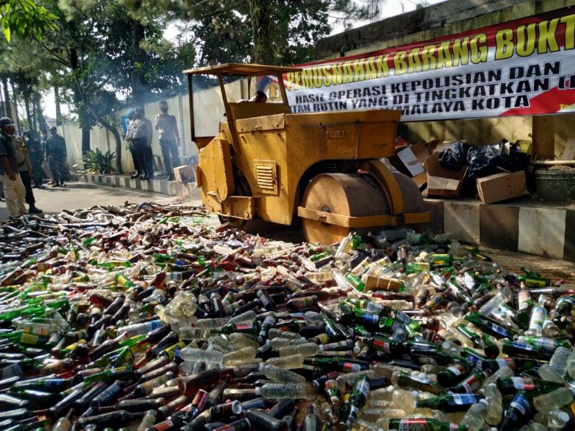 Petugas memusnahkan botol berisi minuman keras, petasan, knalpot bising, dan obat-obatan terlarang di Markas Polres Tasikmalaya Kota, Rabu (5/5/2021). 