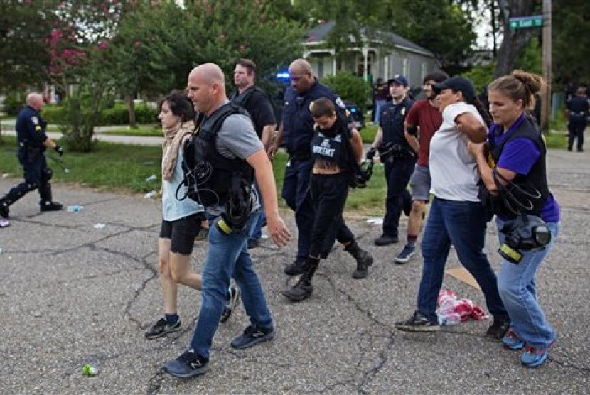 Polisi menahan demonstran di lingkungan perumahan Baton Rouge, Louisiana, Ahad , 10 Juli 2016. Polisi menahan demonstran yang menolak membubarkan diri.