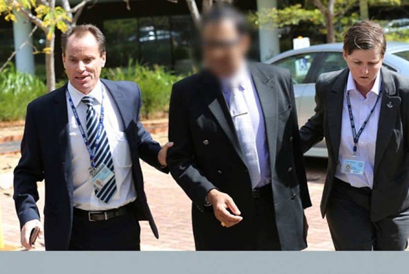  Polisi menahan seorang staf perusahaan internasional di Macquarie Park (Sydney).