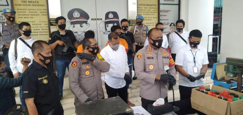Polisi menangkap dua tersangka pencurian brangkas di sebuah Apartemen Amarta Pura, Kelapa Dua, Kabupaten Tangerang, Senin (7/9)