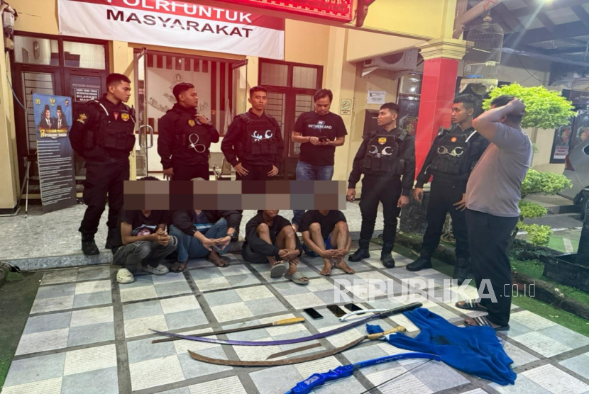 Polisi menangkap empat anggota kelompok bermotor yang merusak sebuah kendaraan milik warga dengan menggunakan senjata tajam, Ahad (8/6/2025). 