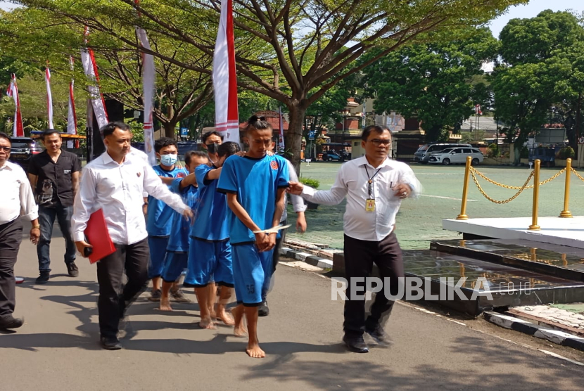 Polisi menangkap empat orang pelaku anarkis saat demo buruh 1 Mei tahun 2025. Mereka merusak satu unit mobil polisi dan merusak fasilitas umum.  
