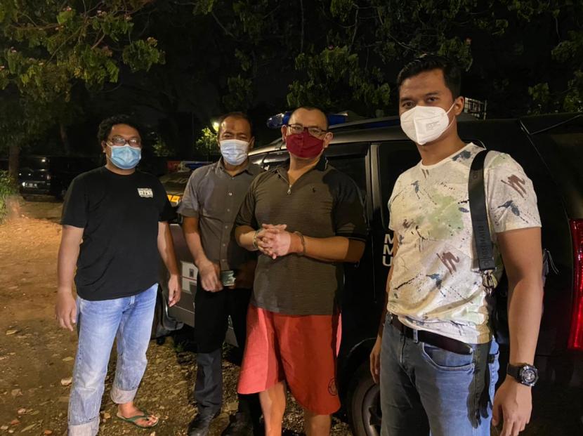 Polisi menangkap JA (tangan diborgol) karena memukuli tetangganya hingga tewas hanya karena kotoran anjing di sebuah perumahan di Cengkareng, Jakarta Barat, Selasa (27/7). 