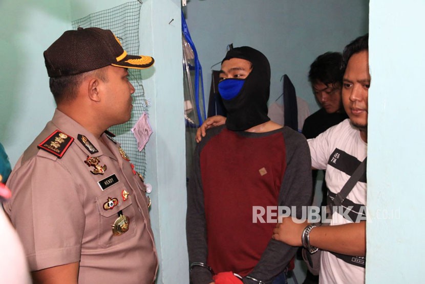 Polisi menangkap MK (35 tahun) yang tega membunuh istrinya Nindi (25) kemudian dimutilasi dan dibakar. Jenazah korban ditemukan warga di sekitar rumah kontrakannya Perumahan Grand Orland, Jalan Syech  Quro, Dusun/Desa  Ciranggon, Kecamatan Majalaya, Kabupaten Karawang.