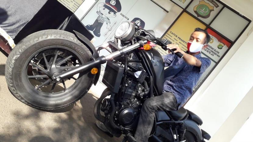Polisi menangkap pelaku pembawa kabur motor Harley Davidson di Perumahan Bali View, Cirendeu, Ciputat Timur, Kota Tangerang Selatan (Tangsel) yang terjadi Jumat (21/8). Pelaku diketahui berinisial TLX (40 tahun) dibekuk saat berada di tempat persembunyiannya, di wilayah Bogor, Jawa Barat, pada Rabu (26/8) malam 
