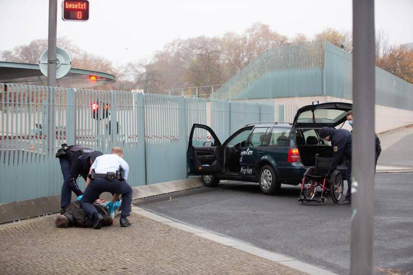 Polisi menangkap pengemudi mobil yang menabrak pintu gerbang kantor Kanselir di Berlin, Jerman, Rabu (25/11).