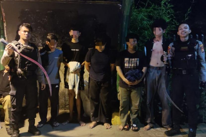 Polisi menangkap remaja membawa celurit yang akan tawuran di kawasan Pasar Minggu, Jaksel.
