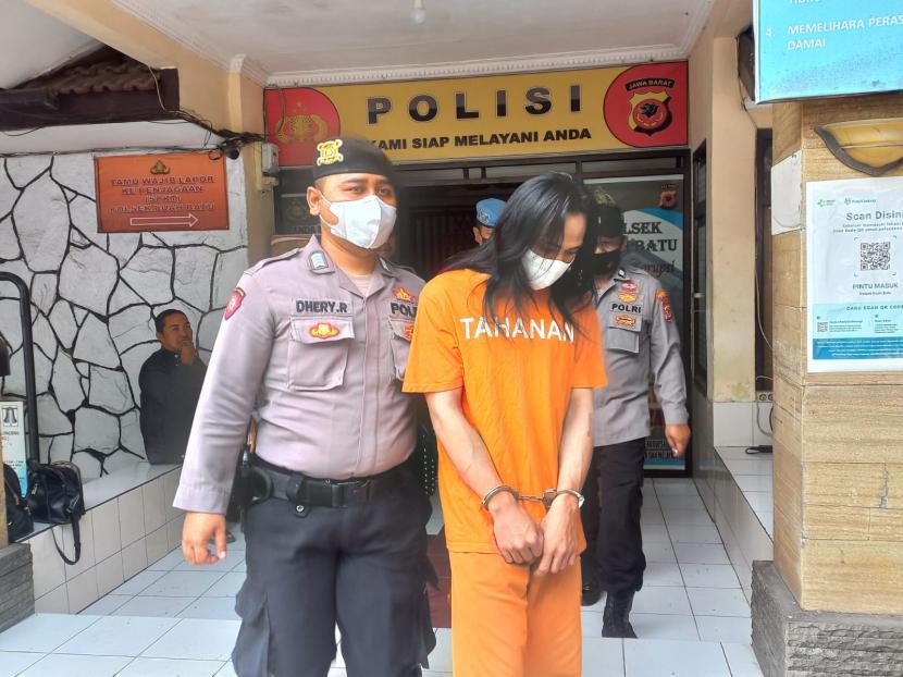 Polisi menangkap seorang pria Candra yang menganiaya temannya Medi petugas linmas Kelurahan Cijawura, Kecamatan Buahbatu hingga tewas di Bandung, Kamis (1/9/2022).