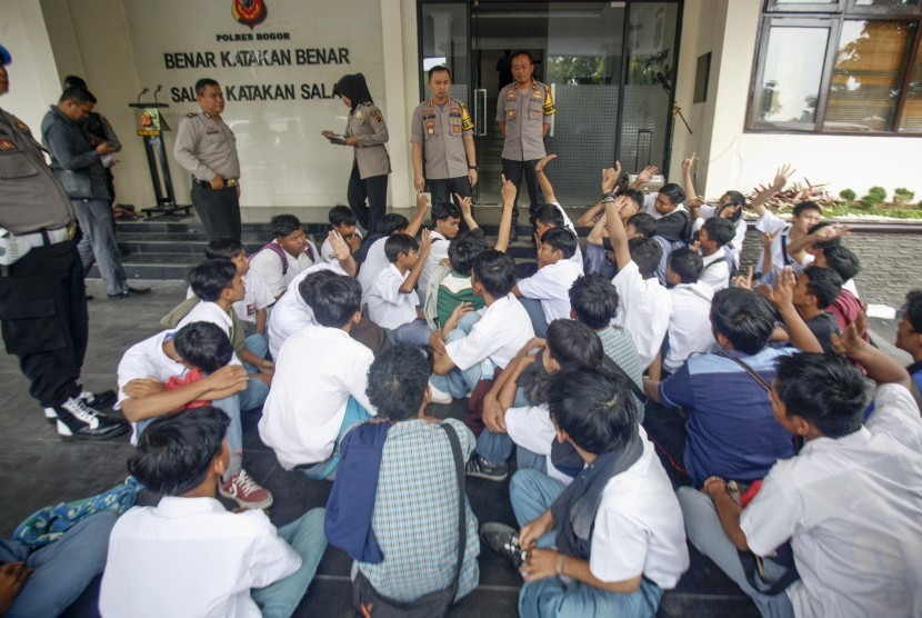 Polisi mendata pelajar yang diamankan saat akan menuju Gedung DPR/MPR Jakarta untuk mengikuti aksi unjuk rasa, di Polres Bogor, Cibinong, Bogor, Jawa Barat, Senin (30/9/2019). Polres Bogor mengamankan 174 pelajar SMK (Sekolah Menengah Kejuruan) dan selanjutnya akan dikembalikan ke pihak sekolah masing-masing.