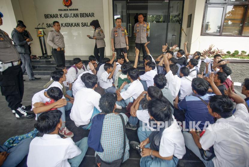 Polisi mendata pelajar yang diamankan saat akan menuju Gedung DPR/MPR Jakarta untuk mengikuti aksi unjuk rasa, di Polres Bogor, Cibinong, Bogor, Jawa Barat, Senin (30/9/2019). Polres Bogor mengamankan 174 pelajar SMK (Sekolah Menengah Kejuruan) dan selanjutnya akan dikembalikan ke pihak sekolah masing-masing.