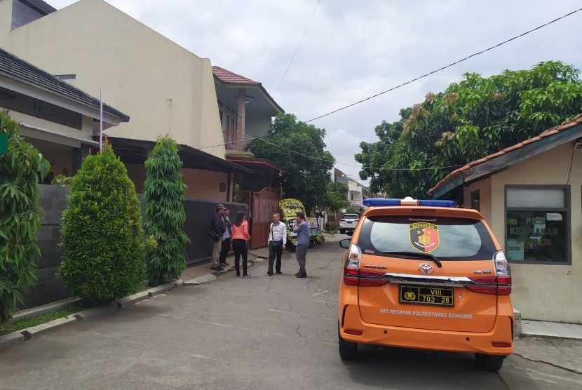 Polisi mendatangi kediaman almarhumah Lina, mantan istri Sule, Rabu (8/1) menindaklanjuti laporan Rizky Febian tentang dugaan kekerasan yang dialami almarhumah Lina sebelum meninggal. Polisi membawa sejumlah barang dari rumah tersebut.