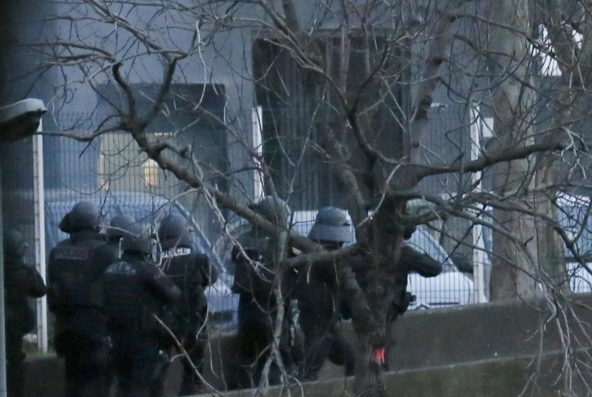 Polisi menembak mati penyerang kantor Charlie Hebdo