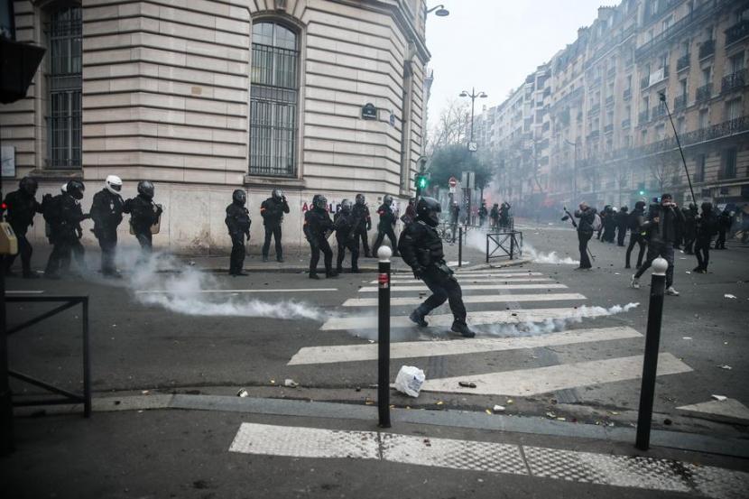 Polisi menembakkan gas air mata ke arah demonstran. Demo menentang UU Keamanan di Paris berujung pada kerusuhan, Sabtu (5/12).