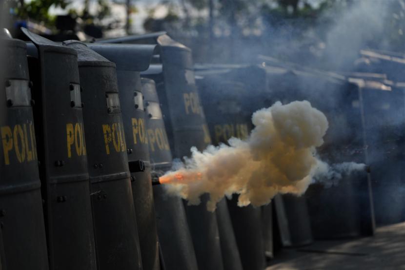 Polisi menembakkan gas air mata ke arah mahasiswa saat unjuk rasa mengenang kematian dua mahasiswa di Kendari, Sulawesi Tenggara, Senin (26/9/2022). Unjuk rasa mengenang kematian dua mahasiswa Randi dan Muh Yusuf Kardawi pada September 2019 itu berujung bentrok antara mahasiswa dan polisi.