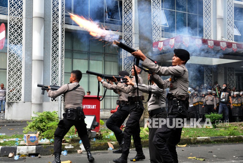 Polisi menembakkan gas air mata kearah para mahasiswa yang melakukan aksi unjuk rasa di depan gedung DPRD Sumut, di Medan, Sumatera Utara, Selasa (24/9/2019). 