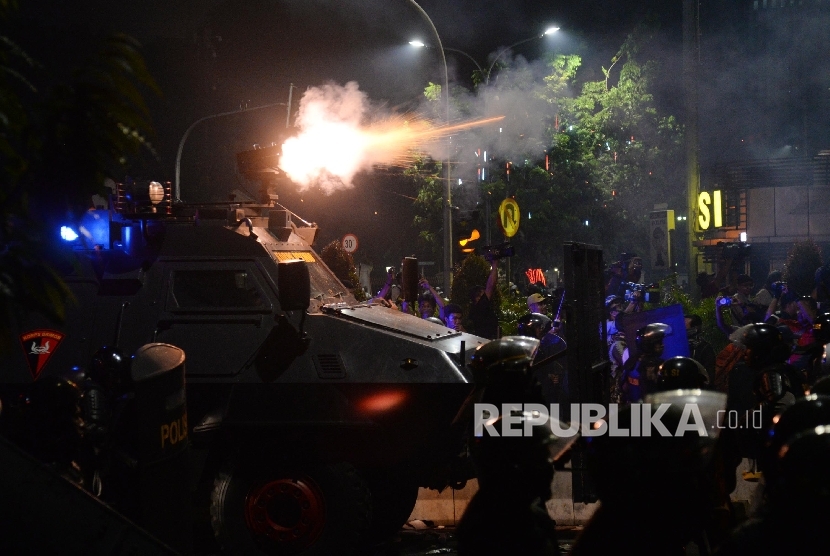   Polisi menembakkan gas air mata saat kericuhan terjadi di depan Istana Merdeka, Jakarta, Jumat (4/11). 