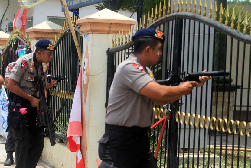  Polisi menembakkan peluru gas air mata ke arah mahasiswa yang melakukan aksi menolak kedatangan Wakapolri Komjen Nanan Sukarna di Kampus Universitas Pamulang, Pamulang, Tangerang Selatan, Kamis (19/10). 