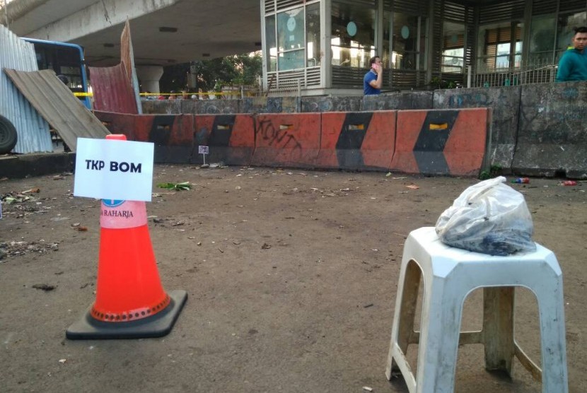 Polisi menempatkan tanda TKP di Terminal Kampung Melayu Jatinegara Jakarta Timur, Kamis (25/5). 