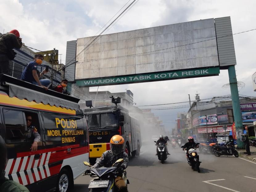 Polisi menerjunkan water cannon untuk melakukan pemyemprotan di pusat Kota Tasikmalaya, Selasa (24/3). 