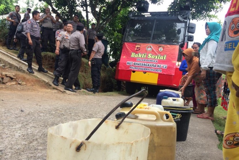 Polisi menerjunkan water canon untuk mendistribusikan air bersih ke warga di Kecamatan Cineam, Kabupaten Tasikmalaya, Kamis (27/6). 