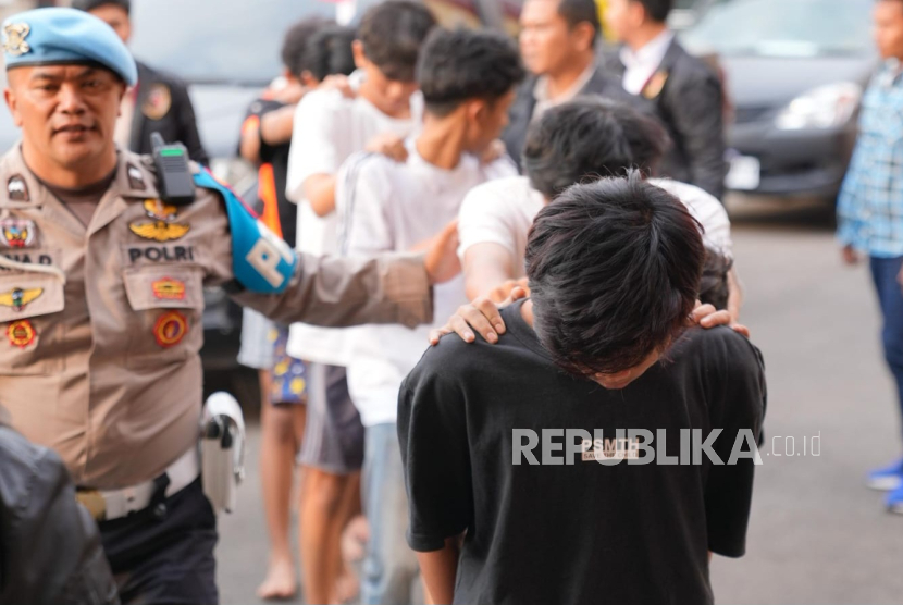 Polisi mengamankan 11 orang gerombolan bermotor dan dua orang ditetapkan tersangka dalam kasus pengeroyokan hingga menyebabkan seorang pemuda tewas di Baleendah, Kabupaten Bandung. 