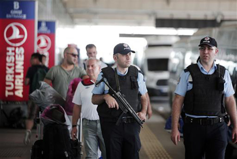 Polisi mengamankan Bandara Internasional Attaturk, Istanbul, Turki, Rabu (29/6), usai diguncang ledakan bom.  (AP/Lefteris Pitarakis)