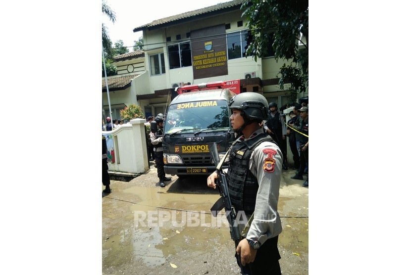Polisi mengamankan kantor Kelurahan Arjuna, Kecamatan Cicendo, Kota Bandung, pada Senin pagi (27/2) setelah terjadi ledakan.