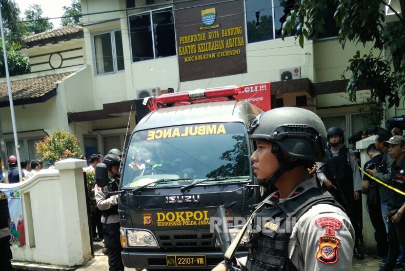 Polisi mengamankan kantor Kelurahan Arjuna, Kecamatan Cicendo, Kota Bandung, pada Senin pagi (27/2) setelah terjadi ledakan.