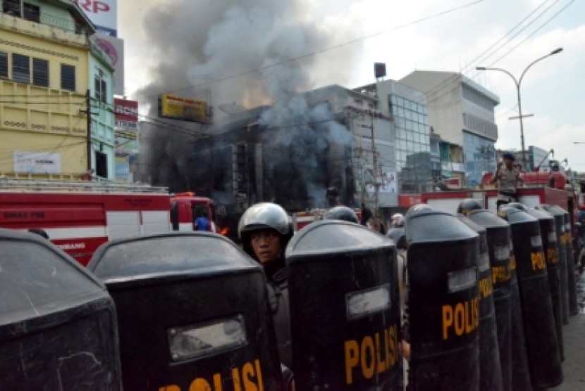 Polisi mengamankan lokasi kebakaran pertokoan elektronik di Jalan Masjid Lama Pasar 16 Ilir Palembang, Sumsel, Selasa (4/6). 