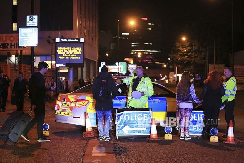 Polisi mengamankan lokasi Manchester Arena setelah laporan ledakan di lokasi pertunjukan  Ariana Grande di Manchester, Inggris, Selasa (23/5) dini hari