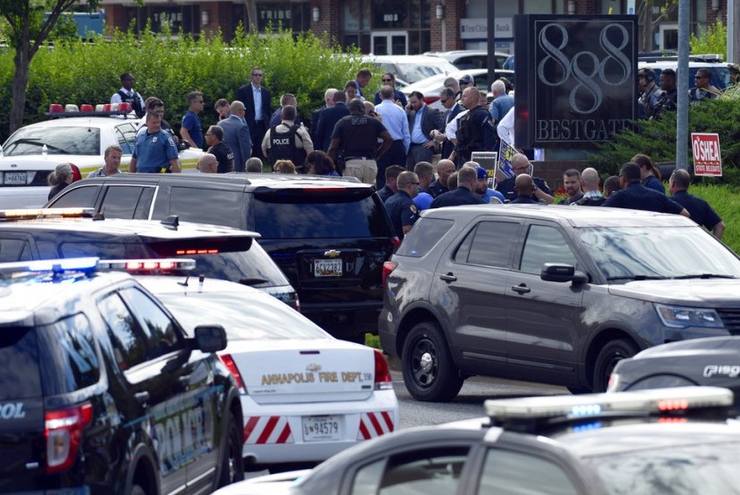 Polisi mengamankan lokasi penembakan di kantor surat kabar di Annapolis, Maryland, AS, Kamis (28/6). 