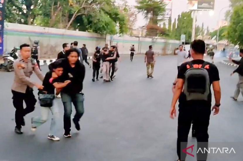 Polisi mengamankan mahasiswa saat pembubaran aksi demonstrasi memperingati Hari Sumpah Pemuda di bawah Jembatan Layang (Fly Over) Makassar, Sulawesi Selatan, Sabtu (28/10/2023).