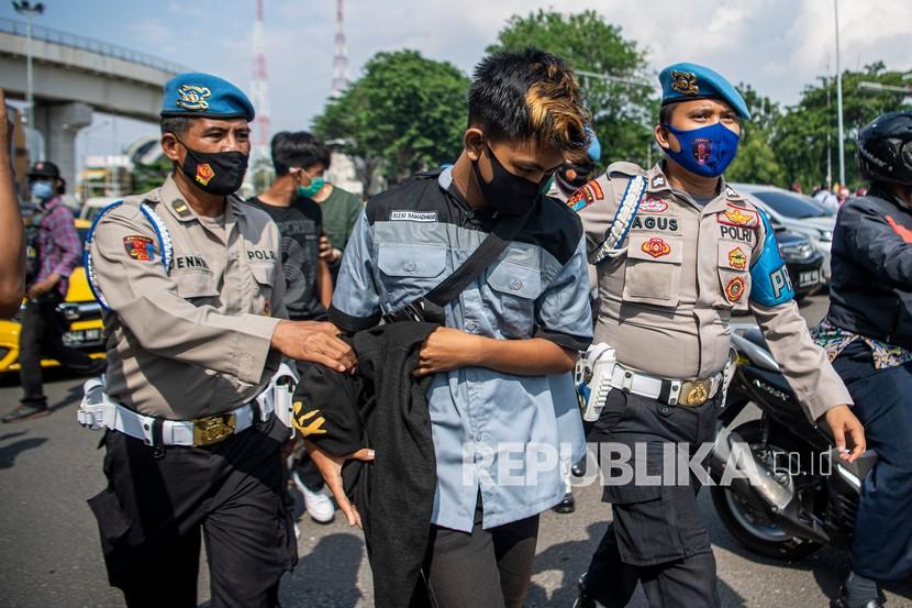Polisi mengamankan pelajar yang diduga penyusup saat mengikuti aksi tolak omnimbus law. (ilustrasi)
