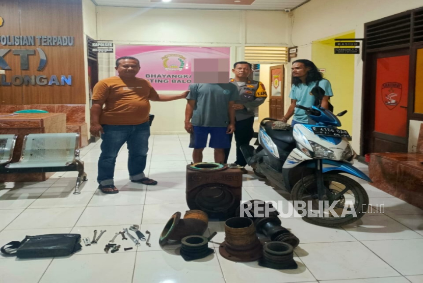 Polisi mengamankan pelaku pencurian mesin pompa air di Jalan Raya Sukarno Hatta, Desa Rawadalem, Kecamatan Balongan, Kabupaten Indramayu. 