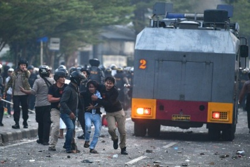 Polisi menangkap pendemo yang rusuh di Jalan KS Tubun, Jakarta, Rabu (22/5/2019). 