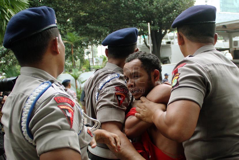   Polisi mengamankan pengunjukrasa di depan Gedung KPK, Jakarta, Kamis (7/2).  (Republika/Yasin Habibi) 