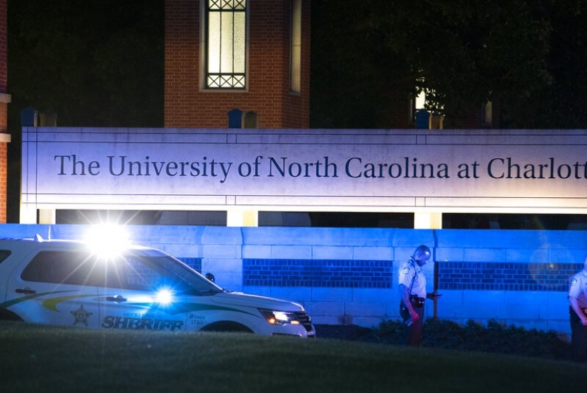 Polisi mengamankan pintu masuk utama di kampus University North Carolina di Charlotte, North Carolina setelah penembakan terjadi, Selasa (30/4).