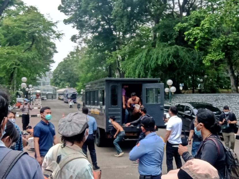 Polisi mengamankan puluhan orang yang diduga massa aksi tolak UU Cipta Kerja, ke dalam Kompleks Parlemen, Jakarta, Kamis (8/10).