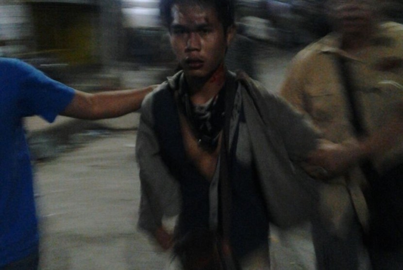 Polisi mengamankan satu pelaku kerusuhan Gedong Panjang, Penjaringan, Jakarta Utara, Sabtu dini hari (5/11).