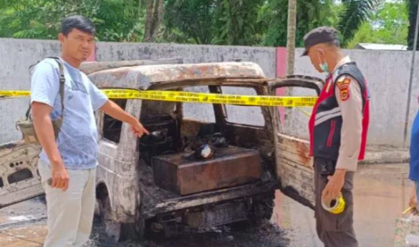 Polisi mengamankan satu unit mobil jenis mini bus yang dimodifikasi diduga untuk menimbun BBM dan terbakar saat sedang mengisi minyak Pertalite disalah satu SPBU Sungai Gelam, Kabupaten Muaro Jambi, Sabtu (3/9/2022).