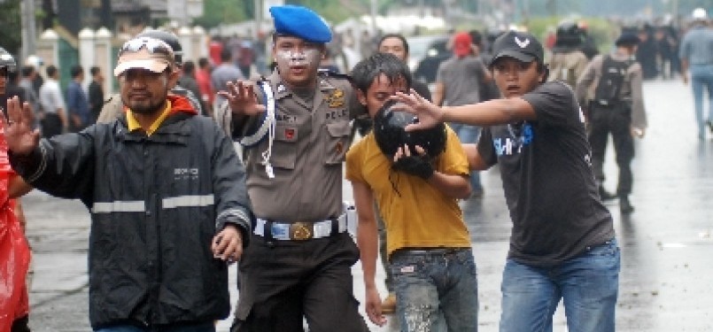 Polisi mengamankan seorang pengunjuk rasa saat terlibat aksi bentrok dengan aparat kemananan saat berunjuk rasa menolak kenaikan harga BBM di depan stasiun Gambir,Jakarta,Selasa (27/3).Awal mula bentrokan terjadi ketika ratusan mahasiswa yang hendak menuju