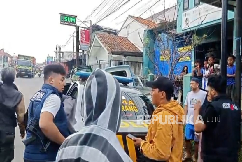 Polisi Mengamankan Seorang Pria yang Nyaris Diamuk Massa Usai Diuga Hendak Mencuri Sepeda Motor di Desa Ciburuy, Kecamatan Padalarang, Kabupaten Bandung Barat (KBB), Jawa Barat pada Selasa (17/6).