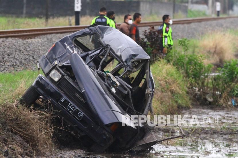 Polisi mengamankan Tempat Kejadian Perkara (TKP) kecelakaan kereta api yang menabrak mobil. (Ilustrasi)