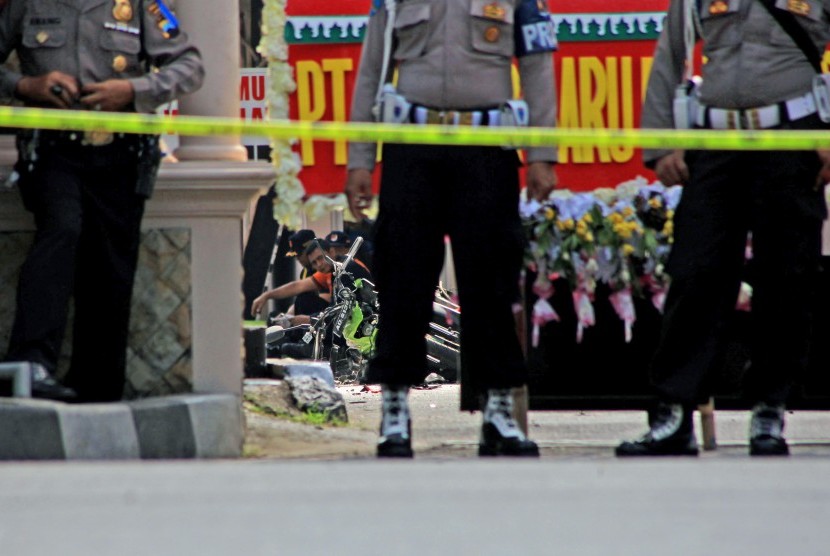 Polisi mengamankan Tempat Kejadian Perkara (TKP) saat petugas inafis melakukan identifikasi terhadap pelaku bom bunuh diri di Mapolresta solo, Jawa Tengah, Selasa (5/7). 