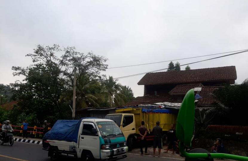 Polisi mengamankan TKP rumah tertabrak truk di Jalur Gentong, Kecamatan Kadipaten, Kabupaten Tasikmalaya, Kamis (29/9/2022). 