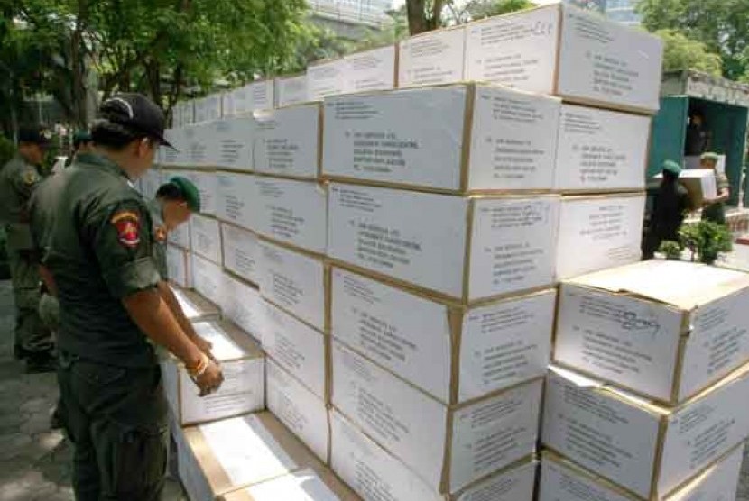  Polisi mengamankan tumpukan dus karton berisi ganja seberat sekitar 3,45 ton yang akan dikirim ke Eropa.