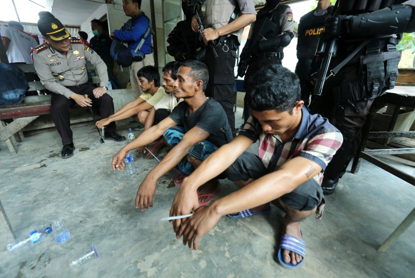 Polisi mengamankan warga yang diduga mengkonsumsi  narkoba dalam razia gabungan Polda Kepri, BNN Kepri, TNI  dan Satpol PP di Kampung Aceh, Batam, Kepulauan Riau, Selasa (16/2)
